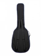 Lutner MLDG-22 - Чехол мягкий для акустической гитары дредноут 4/4, черный  Прослойка из поролона - 5мм. Оснащен лямками и ручкой для переноски. Имеет внешний карман для нот и аксессуаров. Укреплен жесткой тканью в области головы грифа для защиты от острых концов струн. Основная ткань - чёрный цвет Окантовка - синяя ёлка Молния - чёрный цвет Нижний карман - чёрный цвет